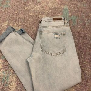 Super cute, ripped, girlfriend jeans from garage!